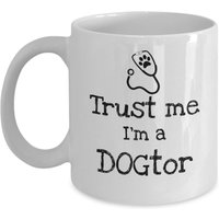 Vertrauen Sie Mir, Ich Bin Ein Dogtor - Lustige Tierarzt Becher Graduierung Wertschätzung Geschenk Tier-Geschenke Für von Sarothdesigns