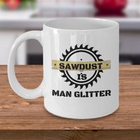 Werkstatt Kaffeetasse - Sägemehl Ist Mann Glitzer Holzarbeit Geschenk Für Ihn Vatertagsgeschenk Lustige Geschenke Schreiner Holzarbeiter Handwerker von Sarothdesigns