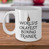 World Es Okayest Boxing Trainer - Lustige Boxtasse Boxtrainer Geschenke Boxgeschenk Boxhandschuhe Boxsport Boxen von Sarothdesigns