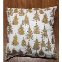 Gold Weihnachtsbäume Print Kissenbezug von SassQuatchSewingCo
