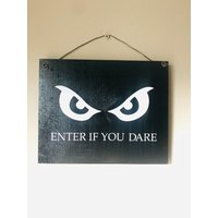 Enter If You Dare Schild, Halloween Holz Monster Art, Goth Decor Oddities, Cottagecore, Regal Rustikal von SassyCottageGifts