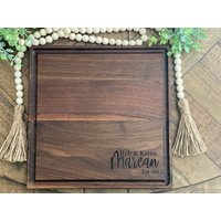 Personalisierte Charcuterie Brett | Nachname Gründungsjahr Hochzeitsgeschenk Brautparty Geschenk Käsebrett Hergestellt in Amerika von SassyMonogramAndMore