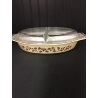 Pyrex Gold Eichel Oval Geteilte Auflaufform Mit Klarem Deckel von SassyRabbitVintage