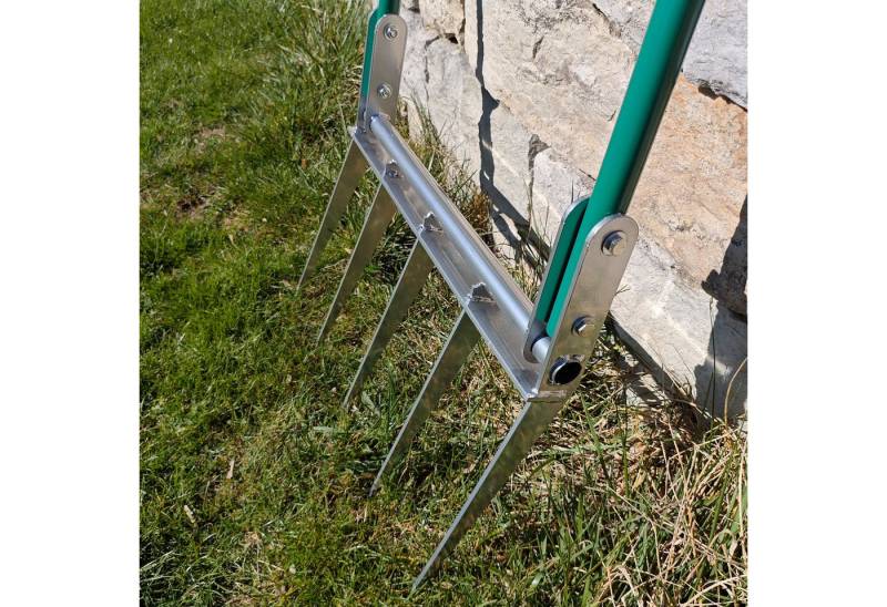 SattesGrün Gartenrechen Profi Grabegabel Broadfork Spatengabel Forke -, 50 cm Arbeitsbreite, mit 105 cm langem Stiel, (30cm lange Zinken - optimal zum Tiefenlockern und Aerifizieren -, zum Auflockern verdichteter Böden), Entfernen von Unkraut und Vorbereiten von Beeten von SattesGrün