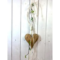 Dekohänger Hanne. Türschmuck, Fensterdeko, Holzherzen, Dekorierte Herzen, Hängerform Herzdeko Fenster Tür, Frühlingsdeko, Geschenk Dekohänger Hanne. Türschmuck, Fensterdeko, Holzherzen, Dekorierte Herzen, Hängerform Herzdeko Fenster Tür, Frühlingsdeko, Geschenk von Sauerlanddeko