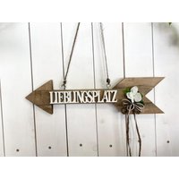 Wanddekoration Lieblingsplatz. Holzpfeil Mit Weißem Aufgesetztem Schriftzug Lieblingsplatz von Sauerlanddeko