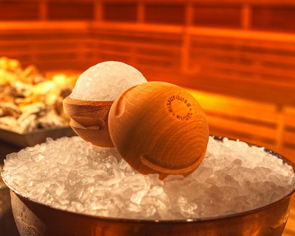 Saunagut Sauna-Aufgussset Eisaufguss-Kugel aus Eschenholz Saunagut Sauna-Aufgussset Eisaufguss-Kugel aus Eschenholz von Saunagut