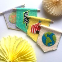 Handbestickte Mini-Wandbehänge | Kinderzimmer Dekor Fotorequisite Letterbox Geschenk von SavanaLawlerTextiles