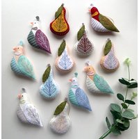 Handgefertigte Filz-Weihnachtsverzierungen Rebhuhn & Birne Personalisierte Stickerei von SavanaLawlerTextiles