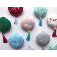 Personalisierte Hand Gestickt Name Weihnachtsverzierung Mit Quaste von SavanaLawlerTextiles