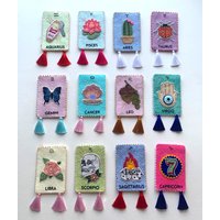 sternzeichen Glücksbringer Quaste Ornamente | Briefkasten Geschenk Handgemacht Handgestickt Glücks-Amulette & Blumen von SavanaLawlerTextiles