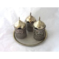 Vintage-Set 3-Teilig Klein Silber Vergoldeten-Service Von Splenda Pils Und Zucker Würfel Mit Tassen Aus Glas Im Inneren Auf Einer Platte Vintage-Set 3-Teilig Klein Silber Vergoldeten-Service Von Splenda Pils Und Zucker Würfel Mit Tassen Aus Glas Im Inneren Auf Einer Platte von SavyonsTreasuresbox