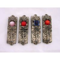 Vintage Vier Mezuzah Haus Aus Gegossen Weißem Metall Mit Farbigen Steinen Verziert. Kann Als Eine Menge Oder Eins Nach Dem Anderen Verkauft Werden von SavyonsTreasuresbox