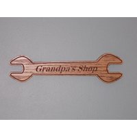 Grandpa's Shop Schild in Schraubenschlüssel Form von SawdustExplosion