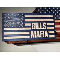 Geschnitzte Buffalo Bills Flagge, Handarbeit, Fußball, Sport Fan, Pride, Mafia, Wandaufhänger, Rustikales Design, Mancave, Schild von Sawdustory