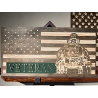 Veteran Carved Wood Flag, Navy Sailor, United States Military, Held, Soldat, Individuell, Personalisierter Wandaufhänger, Gedenken, Schild, Marine von Sawdustory