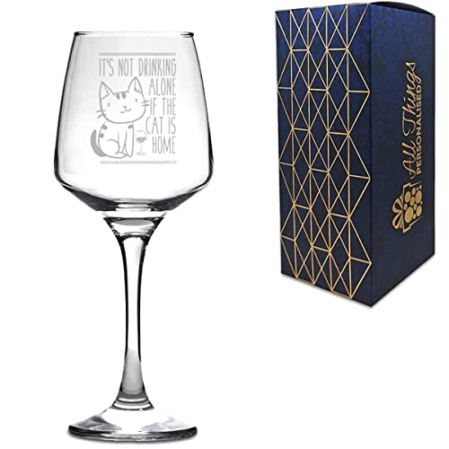 Tallo Weinglas mit Gravur und Aufschrift "It's not Drinking Alone if The Cat is Home", personalisierbar von Say it with Glass by the CNC Group