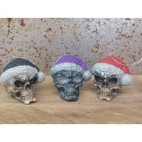 Santa Skull Kugel, Glitzer Weihnachtskugel, Totenkopf Kugel von SazSkullduggery