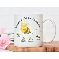 Bienenkönigin Tasse | Nanny Personalisierte Muttertag Geburtstagsbecher Mama Geschenk Für Oma Bienen Becher von Sazzamaroos