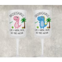 Braut Und Bräutigam Weingläser | Mr & Mrs Weinglas Hochzeitsgeschenk Geschenk Glas Mann Frau Dinosaurier von Sazzamaroos