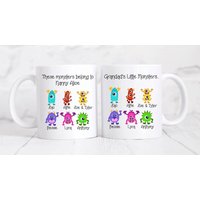 Oma Mama Papa Tasse | Diese Monster Gehören Zu Nannys Kleine Kleine Süßes Geburtstagsgeschenk Weihnachten Becher Oma Mama Papa Tasse | Diese Monster Gehören Zu Nannys Kleine Kleine Süßes Geburtstagsgeschenk Weihnachten Becher von Sazzamaroos
