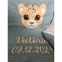 Handmade Babydecke 75 X 100 cm Mit Kuscheligem Baby Löwen & Namen Kuscheldecke Personalisierbar Geschenk Geburt Plüsch Waffel von ScaBaDesignArts