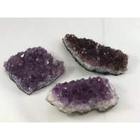 Amethyst Heiledelstein // Rohe Kristalle Amethyst Cluster Dekoration Geburtsstein Februar Drittes Auge + Kronenchakren von ScallopsMineralShell