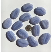 Wunderschöner Blauer Achat Heilstein Mit Spitze// Ausgezeichnete Qualität Spitze Achat// Getrommelte Edelsteine// 5. Chakra von ScallopsMineralShell