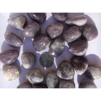 Wunderschöner Getrommelter Rubellit in Quarz + Lepidolit Heiledelstein// Trommelsteine// Heilkristalle// Heilsteine// Liebessteine von ScallopsMineralShell