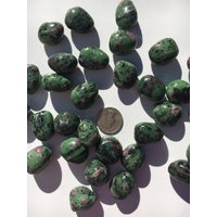 Wunderschöner Getrommelter Zoisit Mit Ruby Heiledelstein // Trommelsteine Heilkristalle Trommelierter Rubin Herzchakra Juli Geburtsstein von ScallopsMineralShell