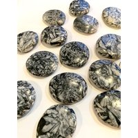 Wunderschöner Trommelierter Pinolith Heilstein// Edelsteinkissen// Sorgensteine// Getrommelte Edelsteine// Wurzelchakra// Chakra Heilung von ScallopsMineralShell