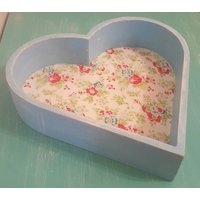 Shabby Chic Ente Ei Hellblau Und Floral Herzförmiges Tablett von ScandiJen