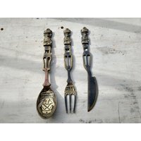 Tribe, Dekoratives Bronze Servier Set, Küchen Decor, Primitive Decor von Scandinaviafinds