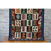 Bunter Vintage Teppich Oder Wand Dekor, Seltene Handgemachte Wolle Wohndekor Teppich, Wandtuch Textilteppich, Antikes Textil, Handgefertigt Textil Bunter Vintage Teppich Oder Wand Dekor, Seltene Handgemachte Wolle Wohndekor Teppich, Wandtuch Textilteppich, Antikes Textil, Handgefertigt Textil von ScandinavianVINTAGES