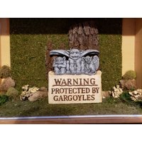 Gargoyle Wandteller "Warnung Beschützt Durch Gargoyles" von ScaryGarycreations