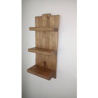Handgefertigtes Holzregal Mit 3 Etagen Handgefertigtes Holzregal Mit 3 Etagen von Scenicwoodcrafts