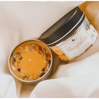 Pumpkin Love Duftkerzen Aus Zinn Mit Bio-Trockenblumen | Herbst-Edition Duftende Kürbiskernkerzen Pumpkin Love Duftkerzen Aus Zinn Mit Bio-Trockenblumen | Herbst-Edition Duftende Kürbiskernkerzen von ScentU