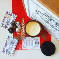 Mythologie Duftkerzen-Set - Die Drei Schicksalsschwestern | Klotho, Lahkesis, Atropos | 200Ml Sojawachs Kerzen Vegan Und Ohne Tierversuche Mythologie Duftkerzen-Set - Die Drei Schicksalsschwestern | Klotho, Lahkesis, Atropos | 200Ml Sojawachs Kerzen Vegan Und Ohne Tierversuche von ScentU