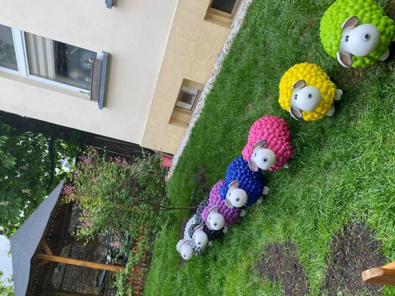 Schatzkiste1 Gartenfigur VIP Schaf Dekoschaf Witziges Schaf Wetterfest Bunte Gartenfigur von Schatzkiste1