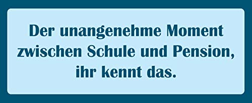 Schatzmix Spruch Der unangenehme Moment zwischen Schule und Pension Metallschild 20x30 cm Wanddeko tin Sign Blechschild, Blech, Mehrfarbig von Schatzmix