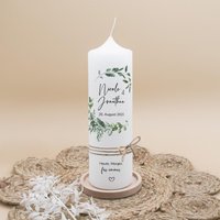 Hochzeitskerze "Greenery - Nicole & Jonathan" | Traukerze Mit Eukalyptus Und Blättern Personalisiert Hochzeit Namen Datum von SchenkeKreatives