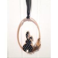 Oster-Türdeko Zum Aufhängen in Schwarz Und Weiß Mit Osterhase - Fensterdeko, Osterdeko Oster-Türdeko Zum Aufhängen in Schwarz Und Weiß Mit Osterhase - Fensterdeko, Osterdeko von SchenkenoderBehalten