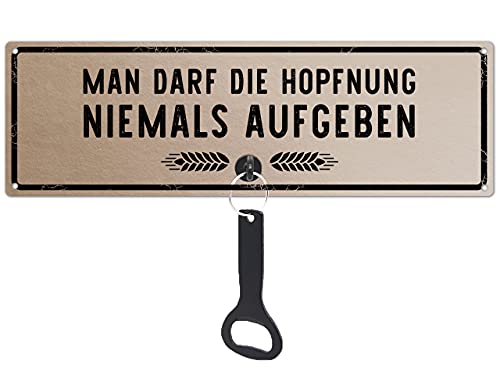 Schilderkönig Metallschild mit Flaschenöffner - Man darf die Hopfnung niemals aufgeben - Schild mit Bieröffner, Wand, Feier, Hopfen, Party, Männer von Schilderkönig