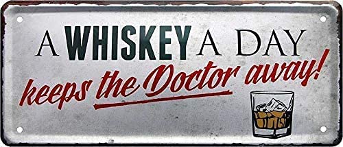 schilderkreis24 - Blechschilder lustiger Alkohol Whiskey Trink Spruch: “A Whiskey a Day Keeps The Doctor.” Deko Schild Humor Küche Tür Witziges Geschenkidee 28x12 cm von schilderkreis24