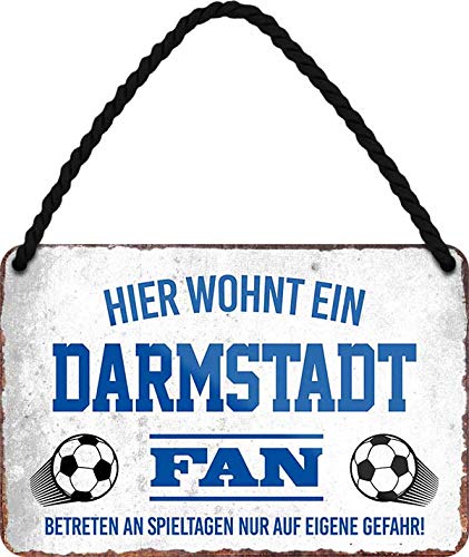 schilderkreis24 - Blechschilder HIER WOHNT EIN Darmstadt Fan Hängeschild für Fußball Begeisterte Deko Artikel Schild Geschenkidee 18x12 cm von schilderkreis24