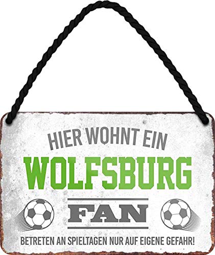 schilderkreis24 Blechschilder HIER WOHNT EIN Wolfsburg Fan Hängeschild für Fußball Begeisterte Deko Artikel Schild Geschenkidee 18x12 cm von schilderkreis24