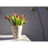 Handgemachte Blumenvase Mit Spitzenmuster in Grau-Weiß von SchilloKeramik