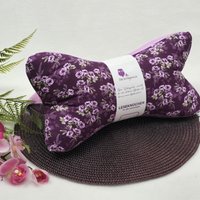 Leseknochen Purple Flower | Nackenkissen Nackenrolle Kissen Tablethalter Buchstütze Nackenhörnchen Deko Waschbar Leseknochen Purple Flower | Nackenkissen Nackenrolle Kissen Tablethalter Buchstütze Nackenhörnchen Deko Waschbar von Schleyereule