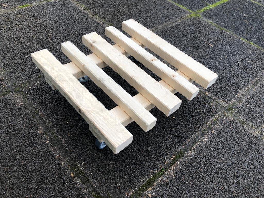 Schlögel Pflanzenroller Scandi-Design TNC200 Belastung bis 200kg Vollholzroller aus Nadelholz gehobelt, sehr stabile Ausführung gute Festigkeits- und Elastizitätseigenschaft vierseitig gehobelt Kanten gefast natürlicher Optik Größe 300x300 mit 4 Rahmenhölzer Größe 400x400 mit 5 Rahmenhölzer Größe 500x500 mit 6 Rahmenhölzer Keine überstehende Schraubenköpfe von Schlögel