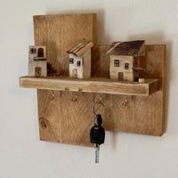 Rustikales Schlüsselbrett Aus Holz Mit Miniatur-Häuschen - Handgemachte Wanddeko Im Landhausstil von Schlokaa